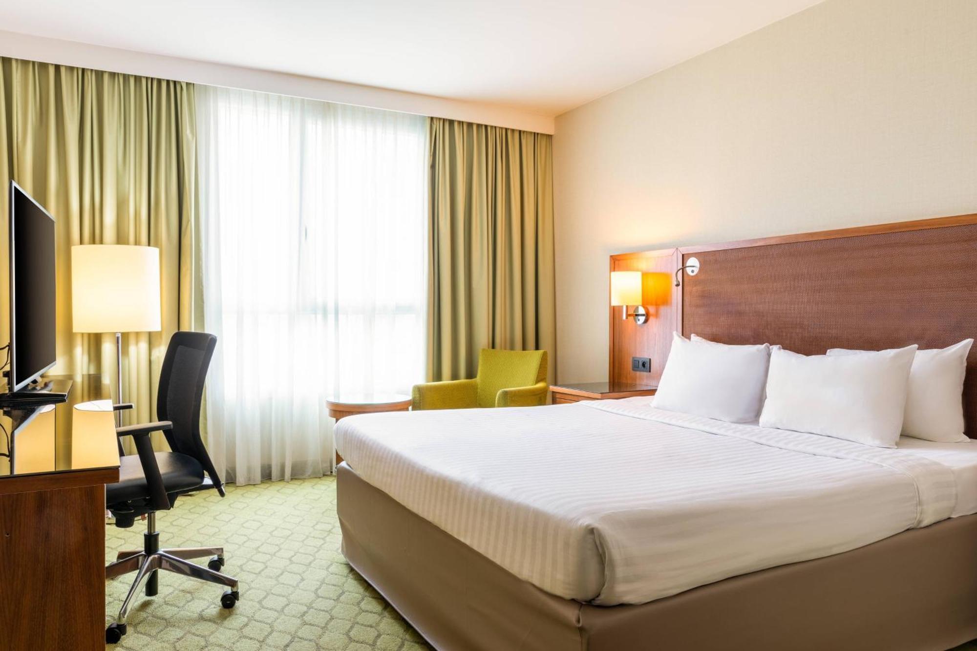 Отель Courtyard By Marriott Paris Saint Denis Экстерьер фото