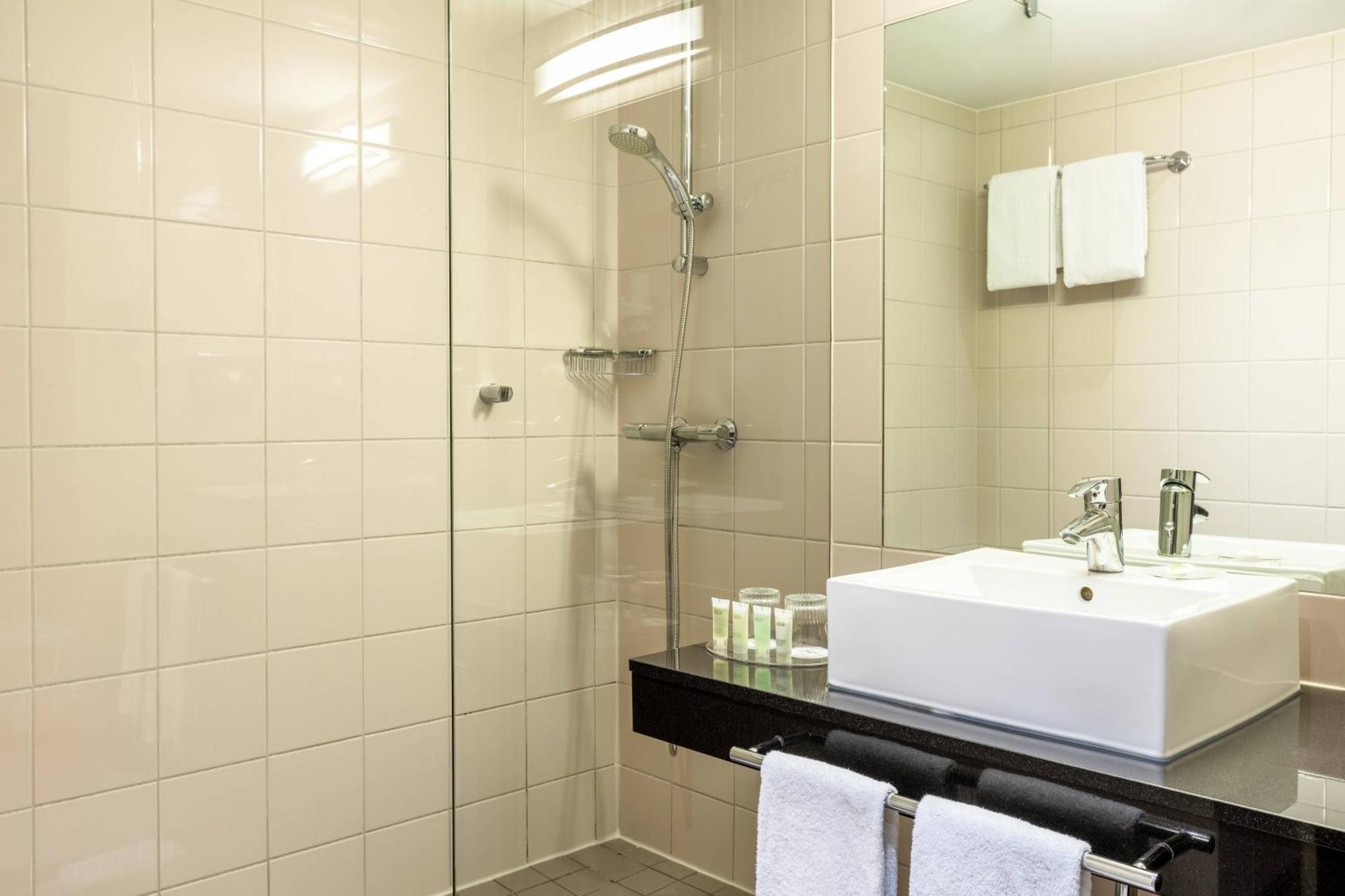 Отель Courtyard By Marriott Paris Saint Denis Экстерьер фото
