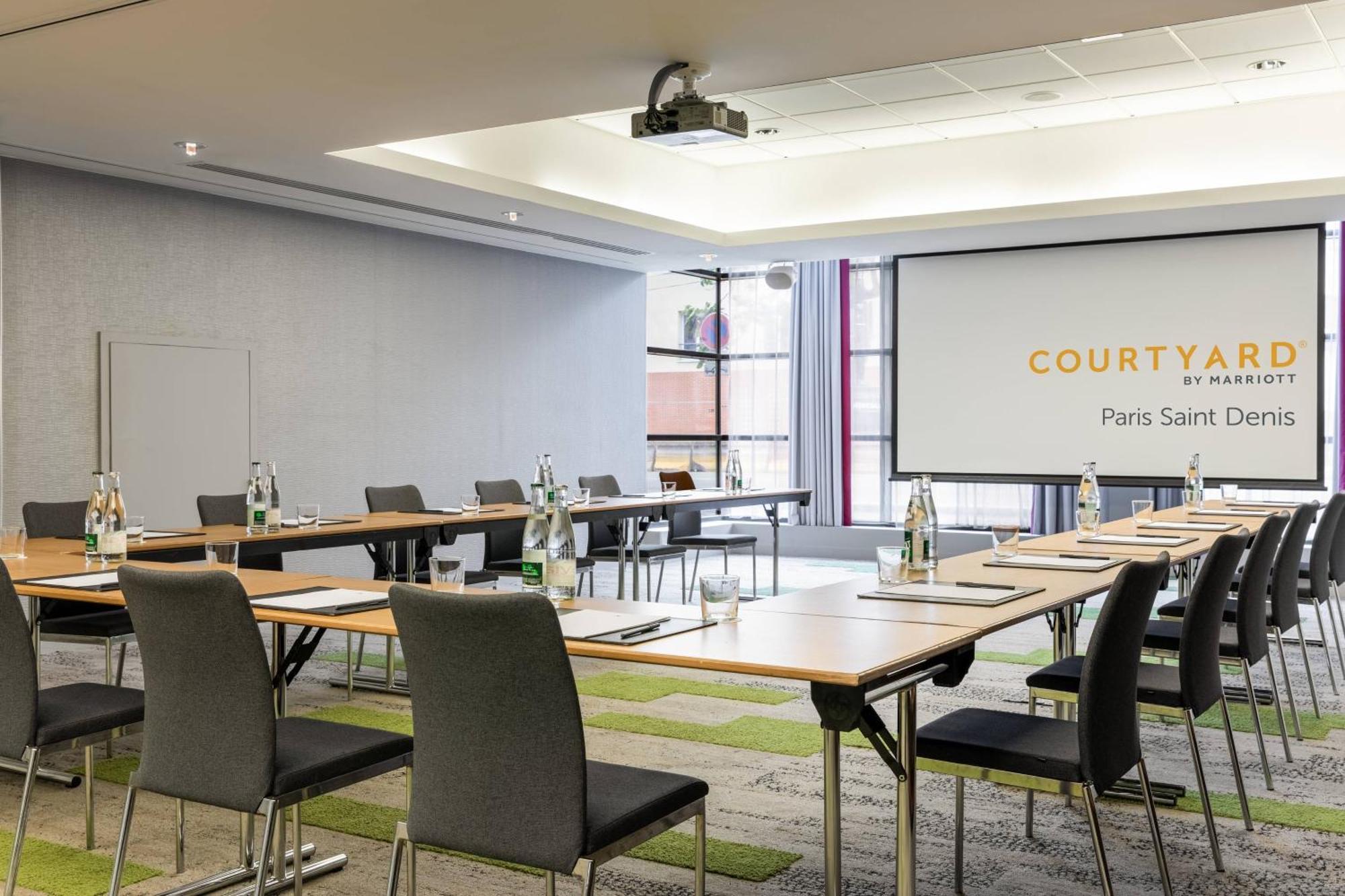 Отель Courtyard By Marriott Paris Saint Denis Экстерьер фото