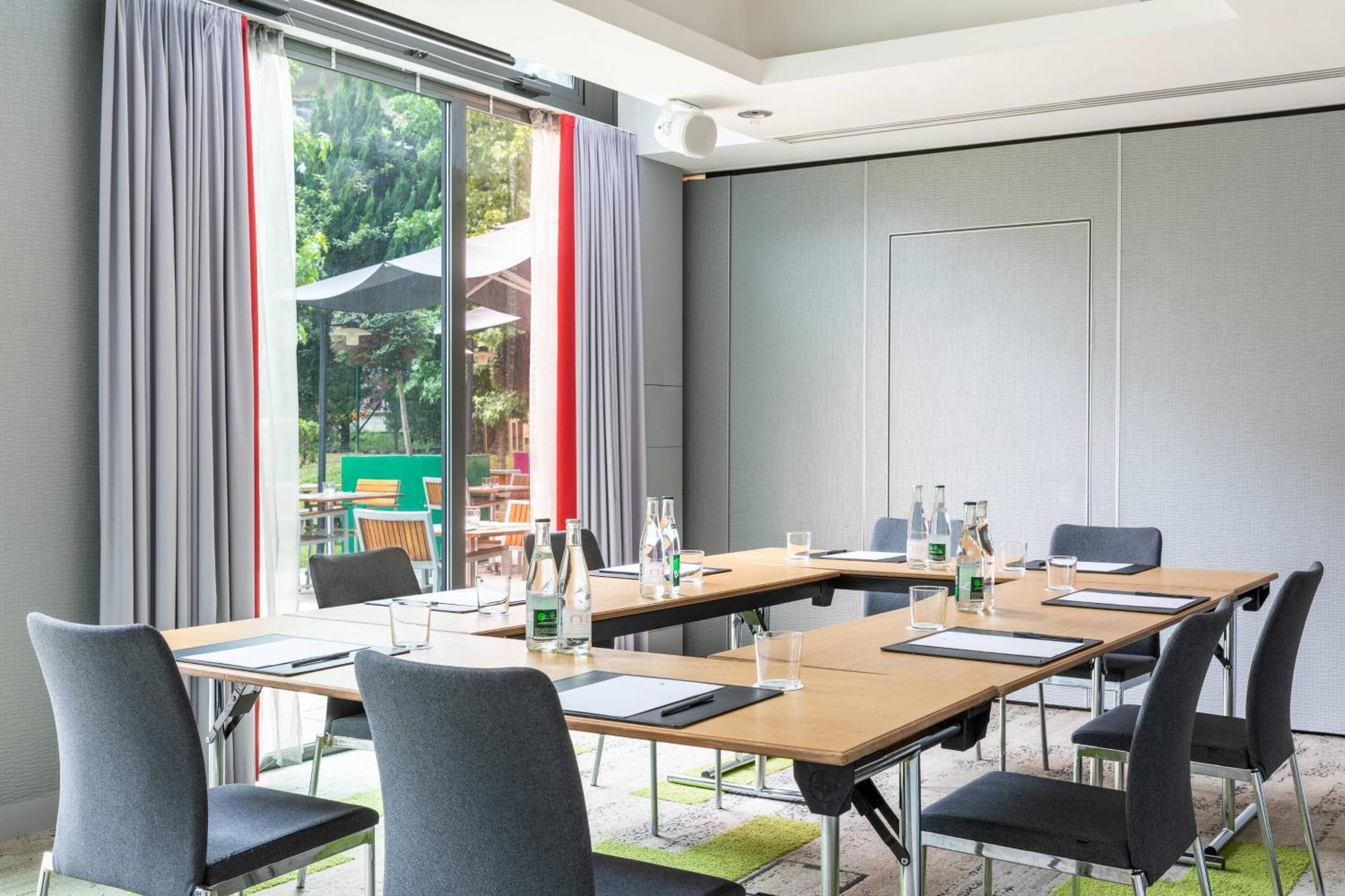 Отель Courtyard By Marriott Paris Saint Denis Экстерьер фото