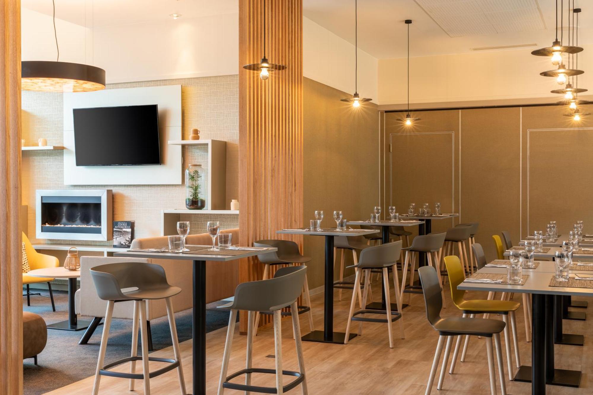 Отель Courtyard By Marriott Paris Saint Denis Экстерьер фото