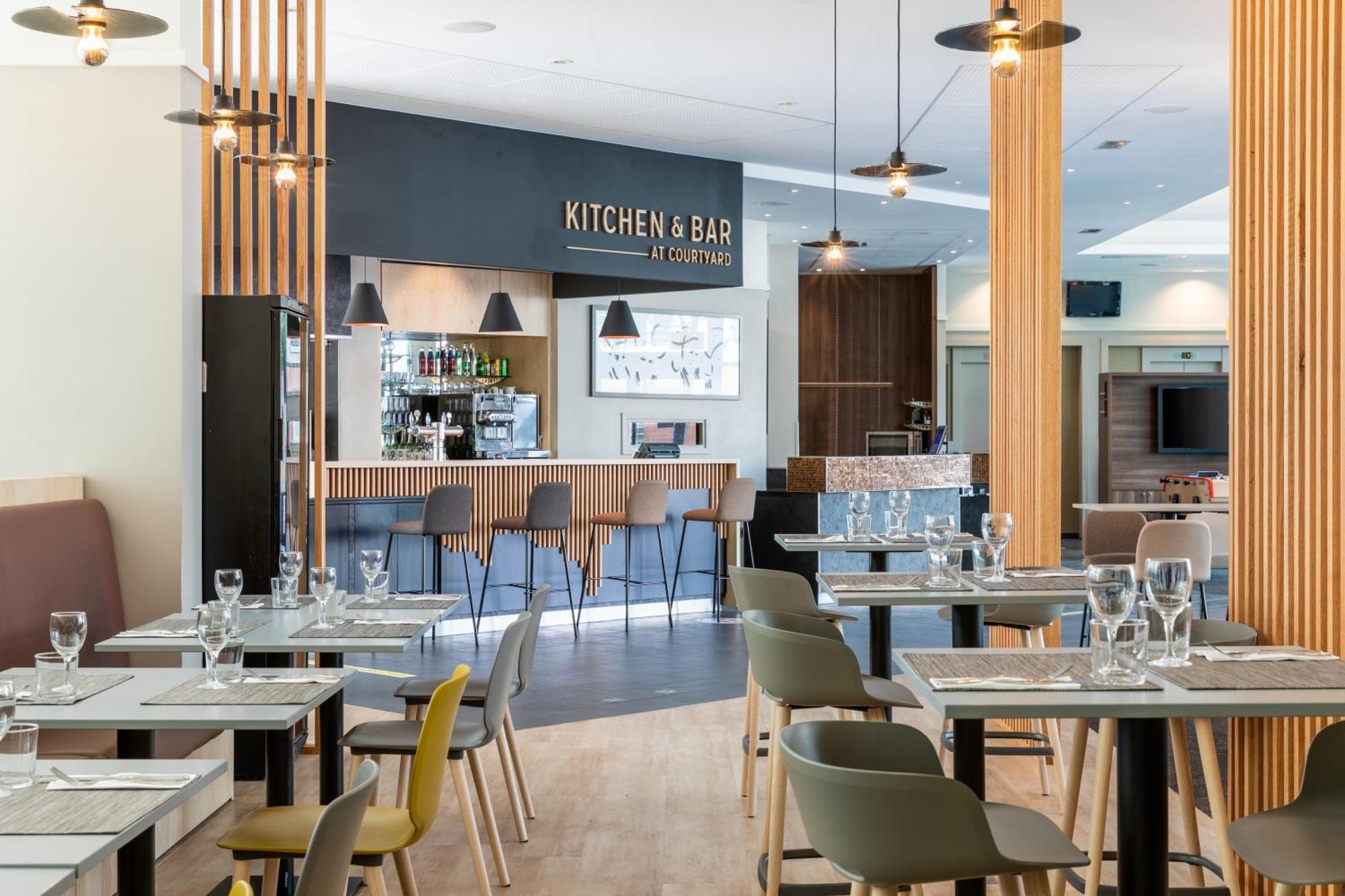 Отель Courtyard By Marriott Paris Saint Denis Экстерьер фото