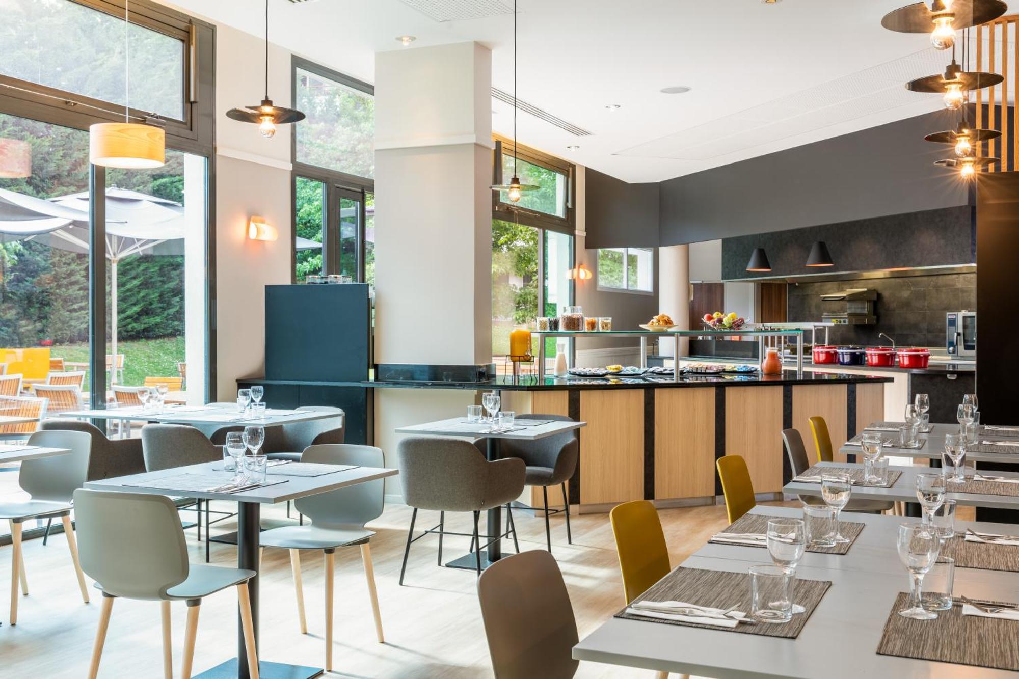 Отель Courtyard By Marriott Paris Saint Denis Экстерьер фото