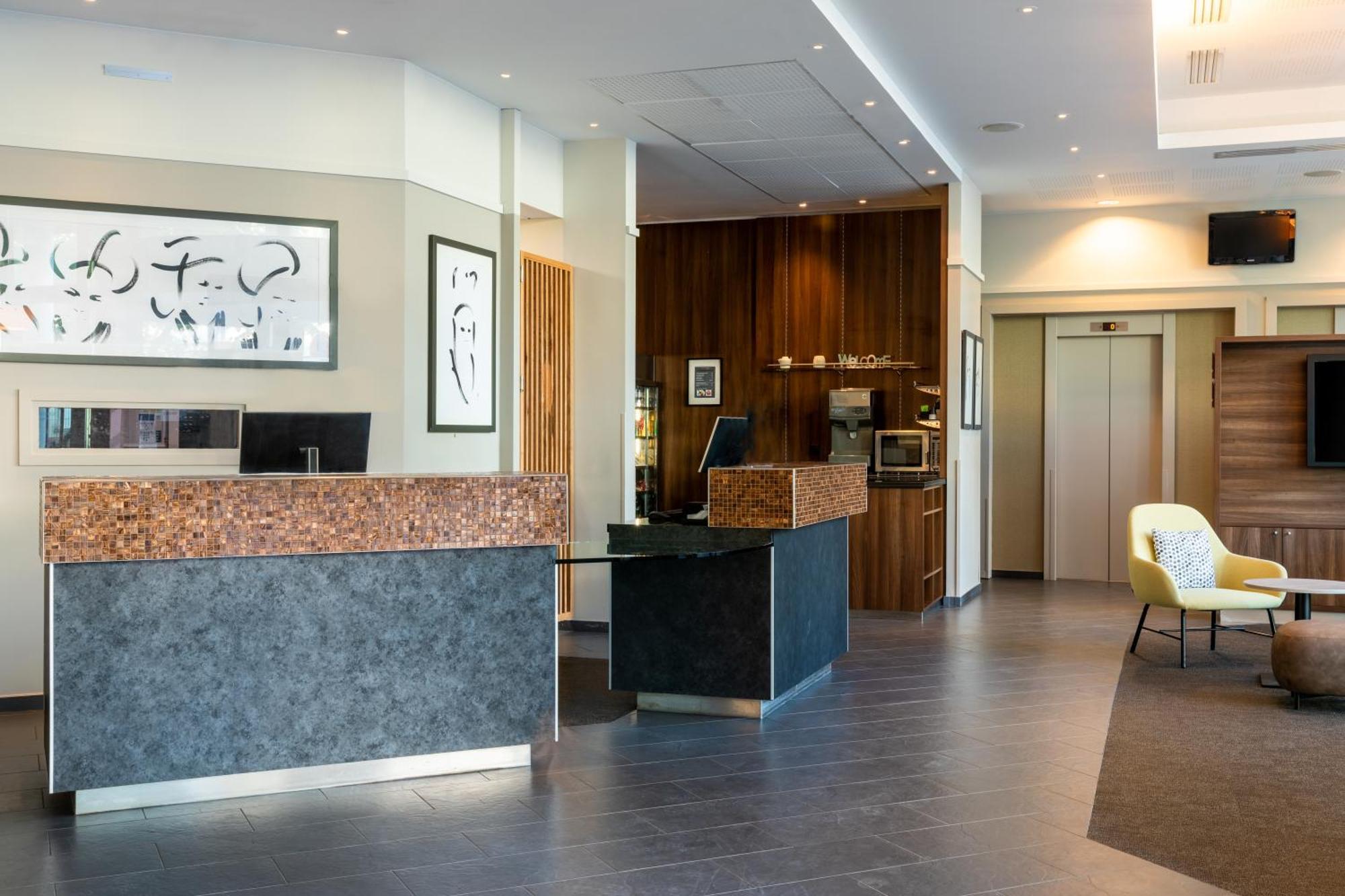 Отель Courtyard By Marriott Paris Saint Denis Экстерьер фото
