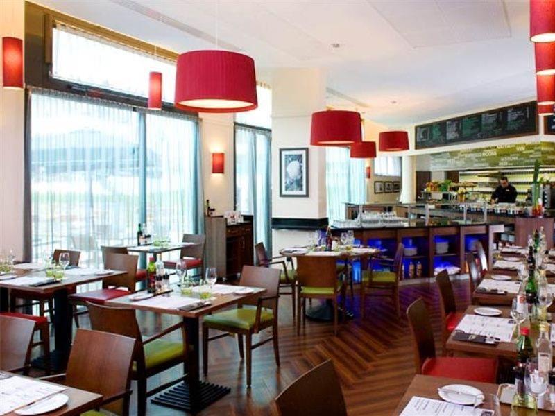 Отель Courtyard By Marriott Paris Saint Denis Экстерьер фото