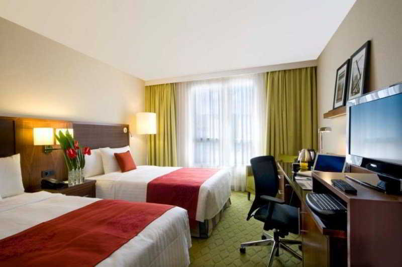 Отель Courtyard By Marriott Paris Saint Denis Номер фото