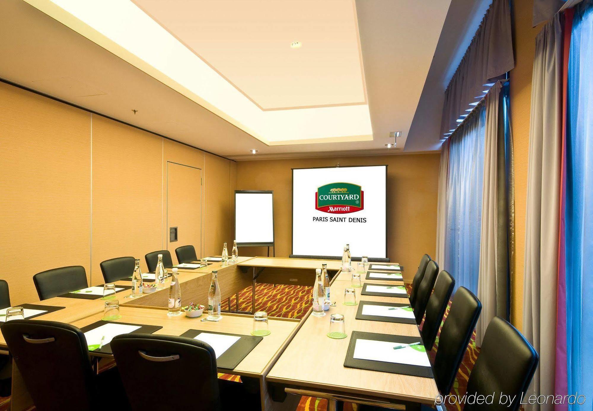 Отель Courtyard By Marriott Paris Saint Denis Экстерьер фото
