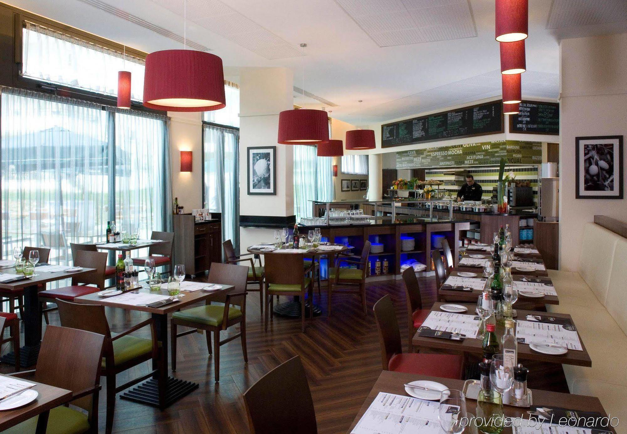Отель Courtyard By Marriott Paris Saint Denis Экстерьер фото