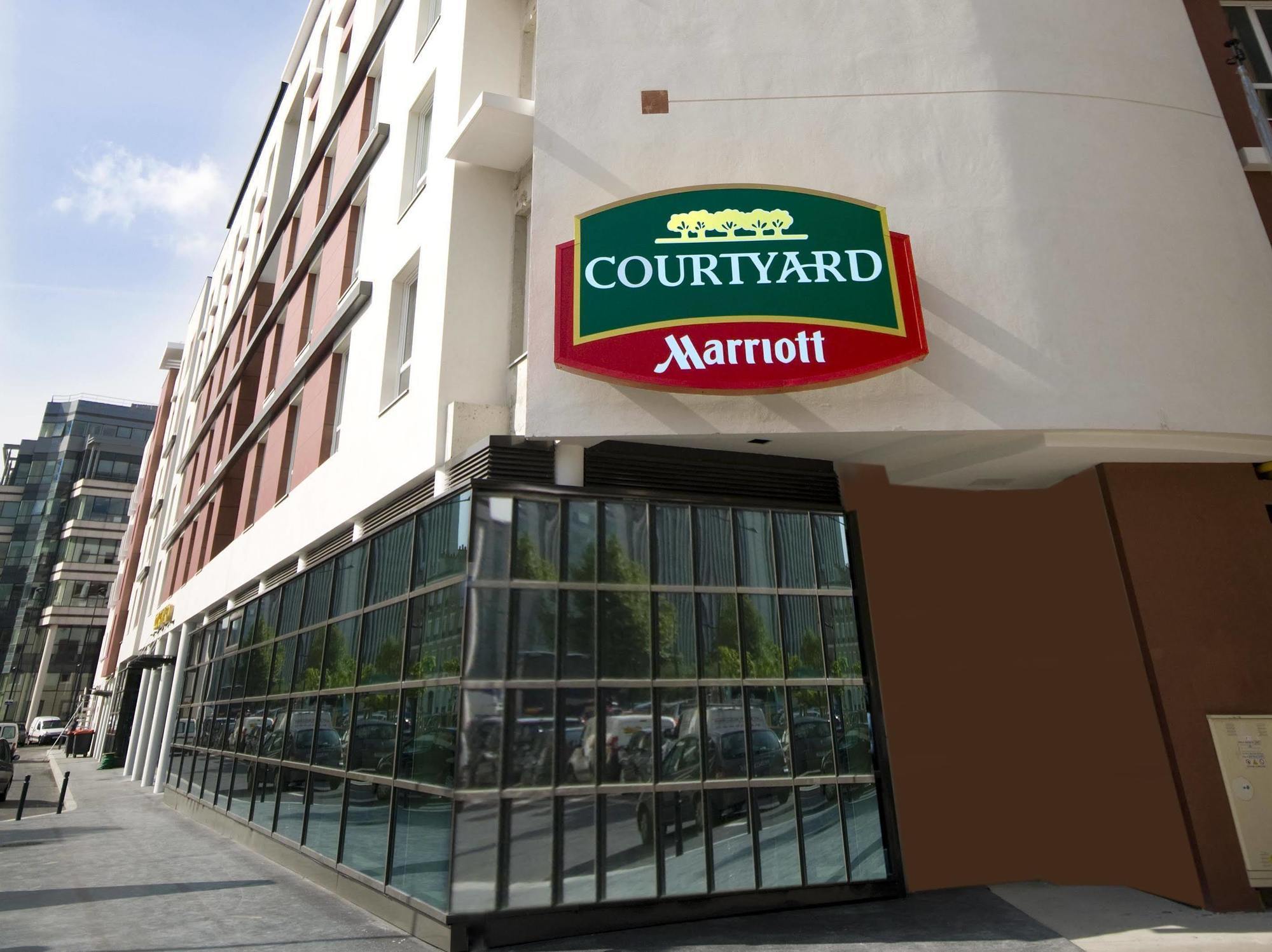 Отель Courtyard By Marriott Paris Saint Denis Экстерьер фото