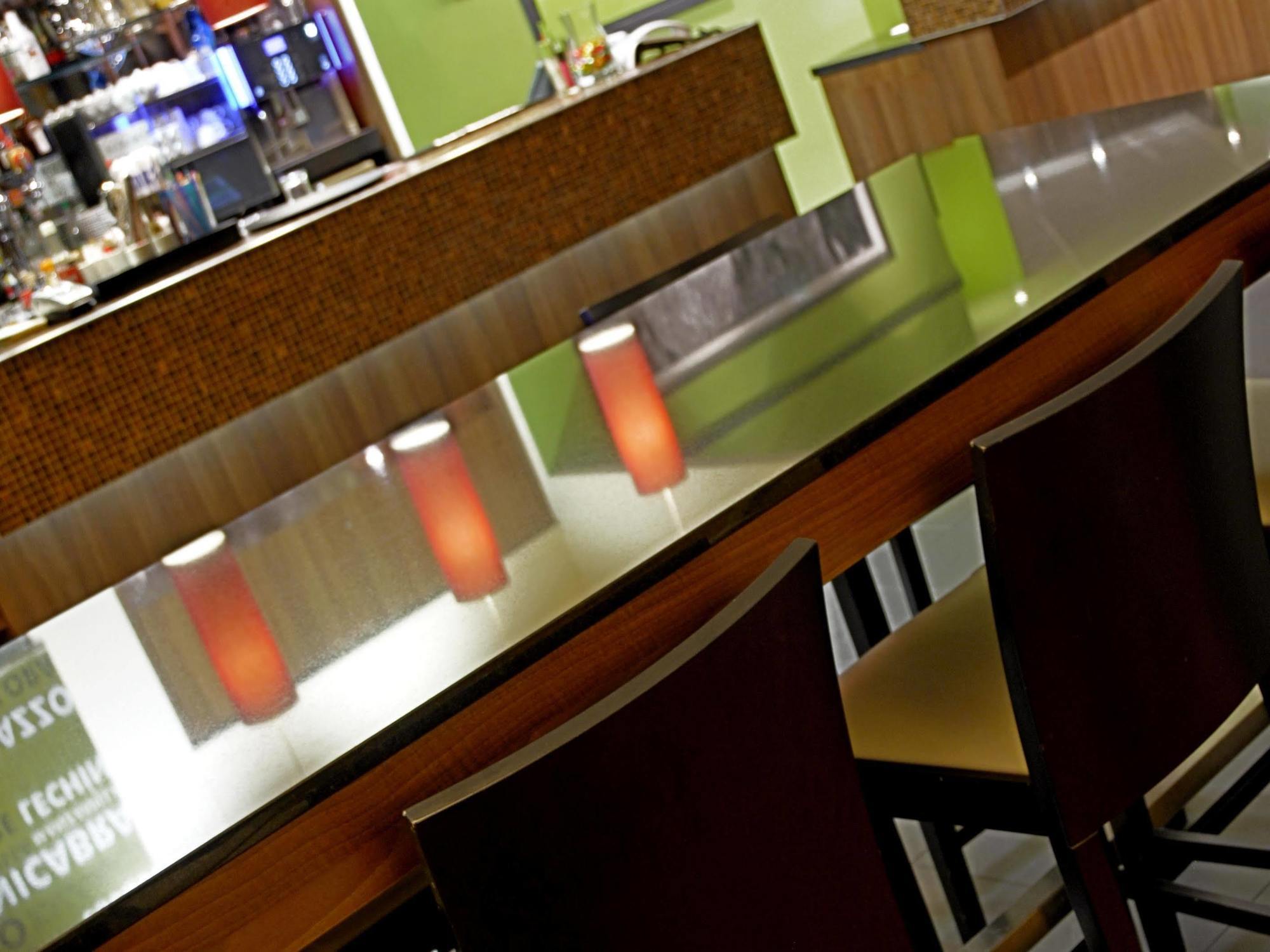 Отель Courtyard By Marriott Paris Saint Denis Экстерьер фото