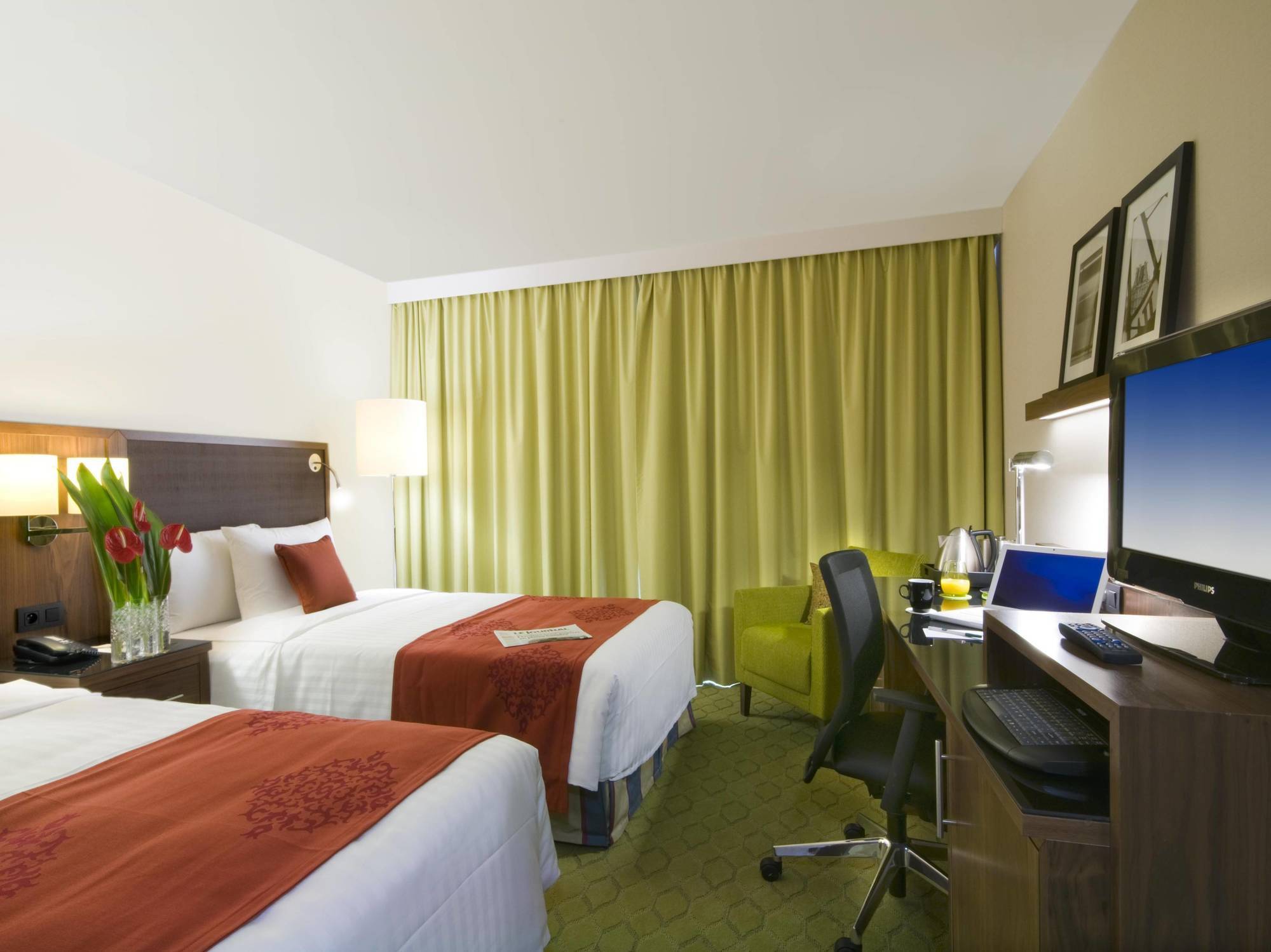 Отель Courtyard By Marriott Paris Saint Denis Экстерьер фото