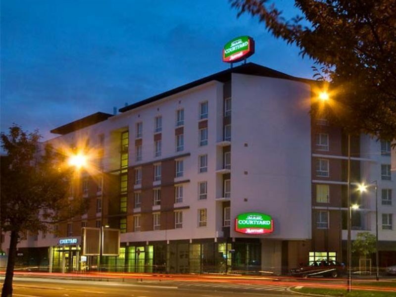 Отель Courtyard By Marriott Paris Saint Denis Экстерьер фото