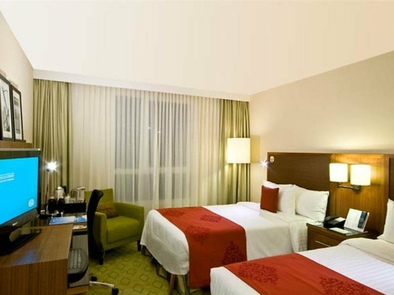 Отель Courtyard By Marriott Paris Saint Denis Экстерьер фото